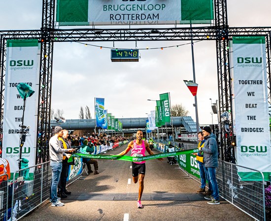 Titelsponsor DSW verlengt contract met Bruggenloop Rotterdam t/m 2025